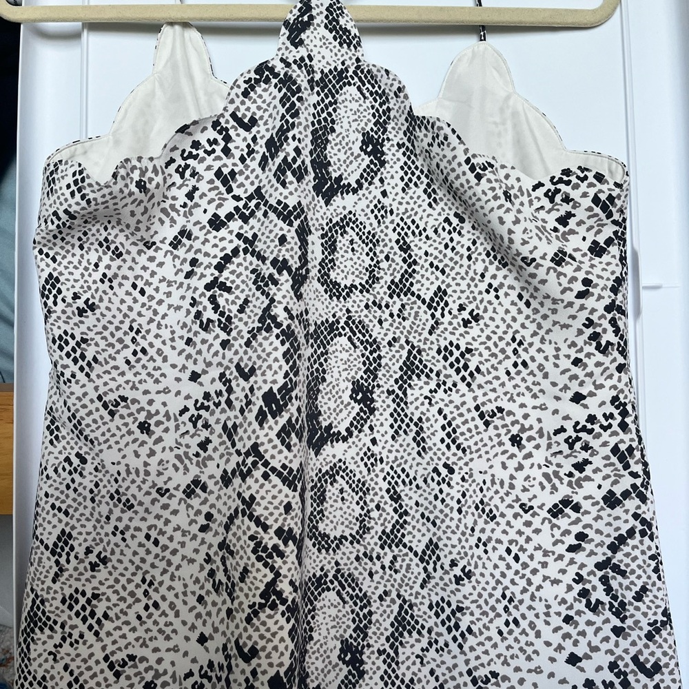 Scalloped Crepe Cami - Picture 4 of 4